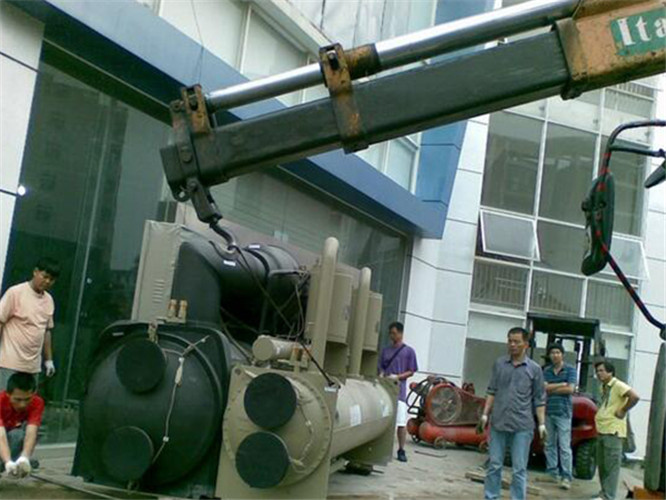 鸡东县随车吊和汽车吊的核心区别是什么？哪种更省钱？